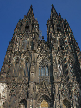 Touristen tummeln sich vor Kölner Dom Fotos