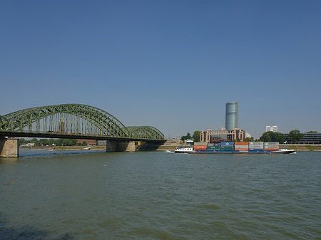 Foto Hohenzollernbrücke reicht ans Kennedyufer