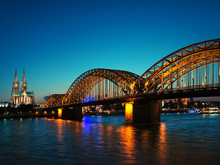 Fotos Kölner Dom hinter der Hohenzollernbrücke | Köln