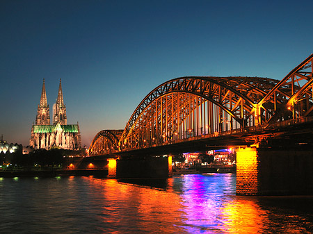 Kölner Dom hinter der Hohenzollernbrücke