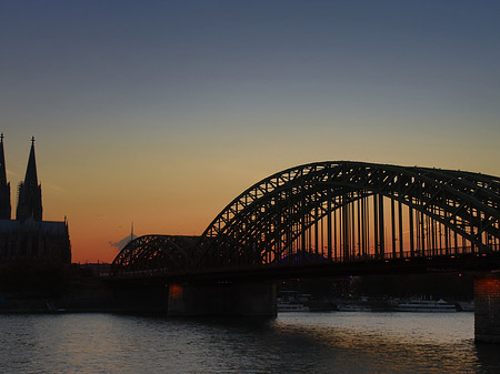 Foto Kölner Dom hinter der Hohenzollernbrücke - Köln