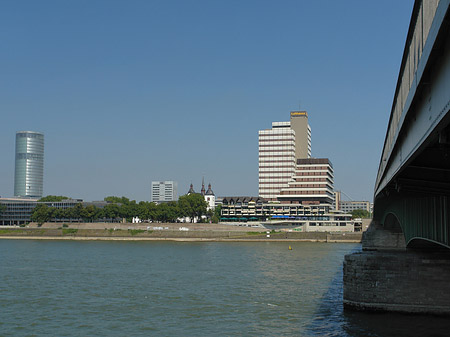 Deutzer Brücke reicht ans Kennedyufer Fotos