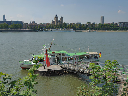 Fotos Schiff fährt vor St Kunibert | Köln